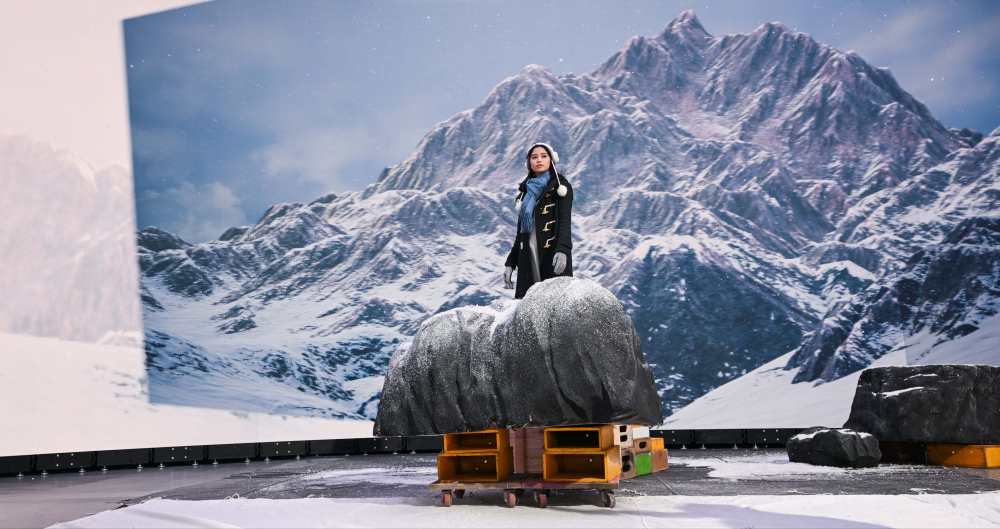 友達顯示屏專業調校技術與專案安裝經驗，使顯示屏呈現創作者想表達的精緻內容，讓表演者有沉浸式臨場感使演出逼真