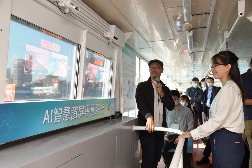 友達整合透明Micro LED智慧窗，透過景物GPS座標定位追蹤乘客視線，可即時在智慧窗提供正確的導覽資訊