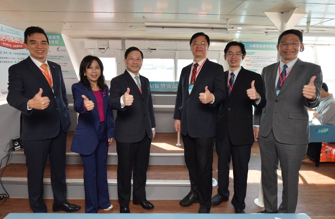 由經濟部技術處指導推動，透過友達光電、工業技術研究院與船舶中心三方合作，於高雄亞灣智慧渡輪率先導入最新Micro LED透明顯示器屏今(22)日啟用(左起友達光電營運長暨總經理柯富仁、高輪公司董事長黃淑美、經濟部次長林全能、高雄市副市長羅達生、經濟部技術處科長張能凱、工研院電光系統所副所長李正中)