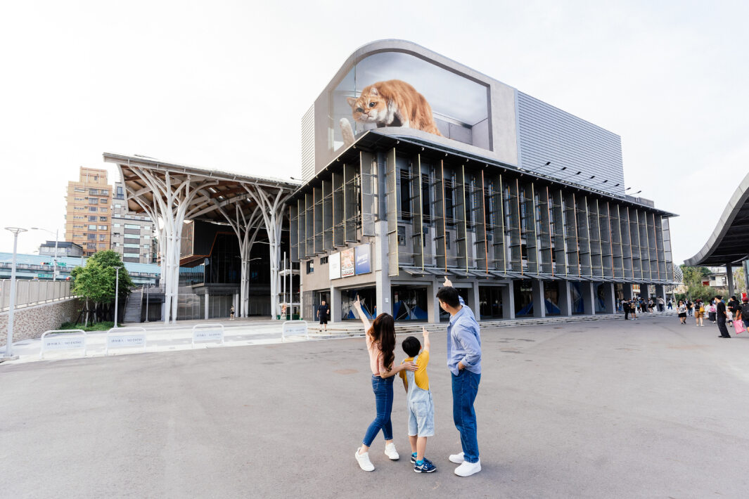 友達打造全台最大戶外裸視3D LED弧形螢幕，將超立體的軟萌胖橘貓動畫活躍於頂樓外牆
