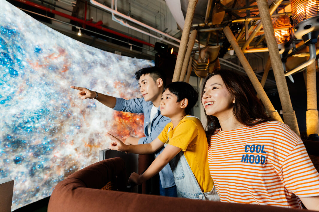 友達打造全台最大寬6公尺、高4公尺、唯一搭載LED弧形拼接顯示屏的動感飛行船，讓乘客駐足在熱氣球上，享受身歷其境的偽出國旅遊樂趣