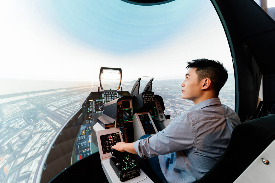 友達以P1.25小間距打造球形LED模擬艙，搭配智崴的精密六軸動態座椅，結合友達專業影像調校技術，呈現擬真模擬飛行場景