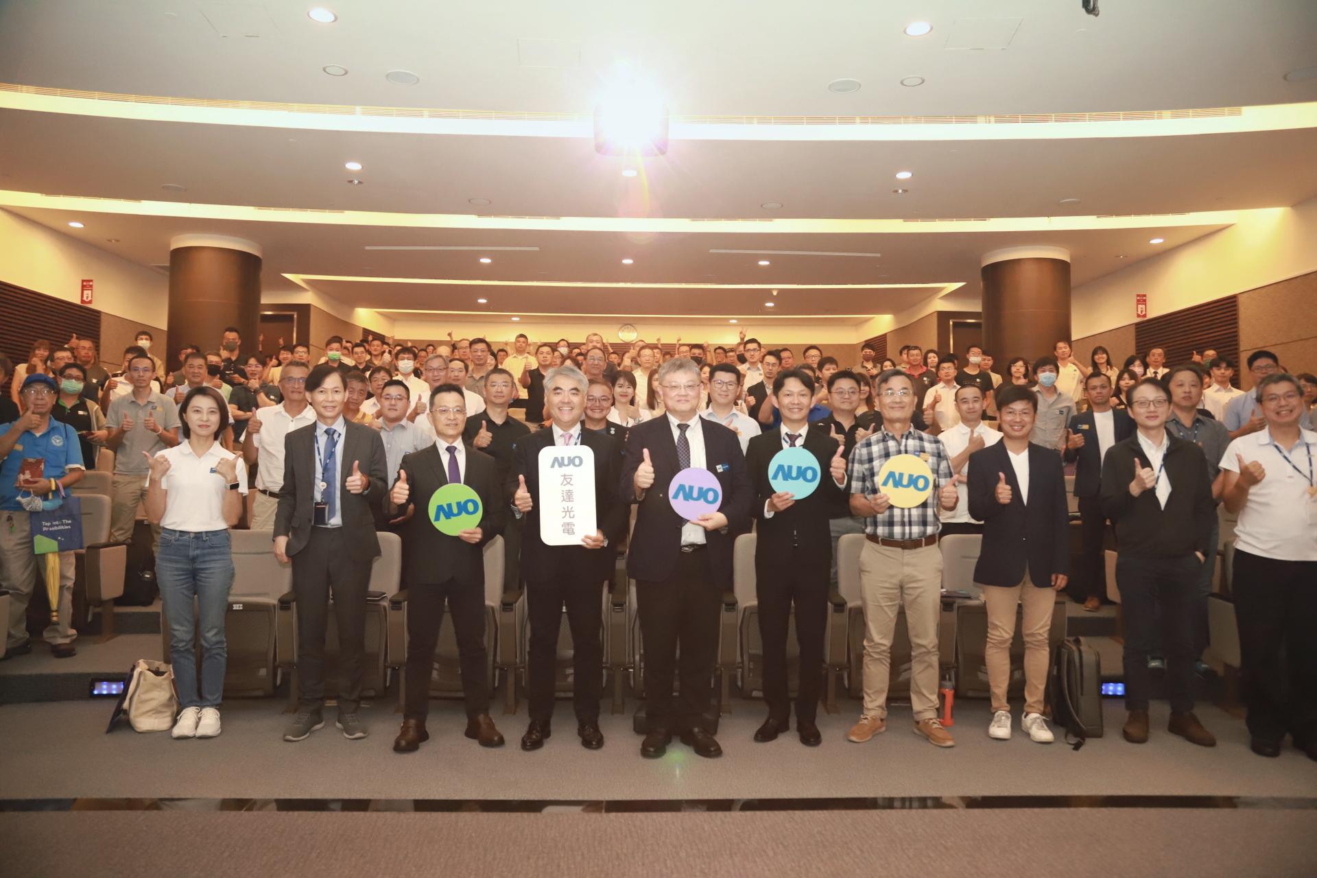 友達光電邀請領域專家共研再生能源發展、電力需求及建築物減碳等議題進行交流，盼共擘綠色永續生態圈的嶄新契機。
