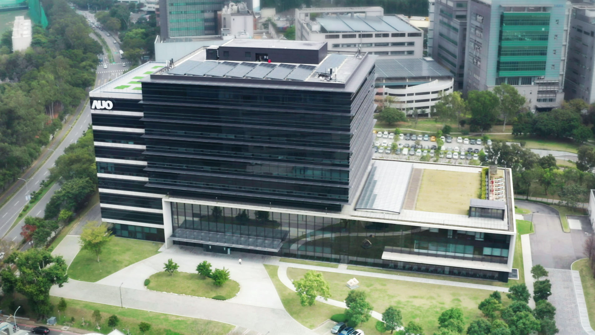 AUO actively practices sustainability and announced that its headquarters building, the AUO Global Research Center (GRC), has passed the ISO 14068-1:2023 carbon neutrality management verification. The Company has also pledged to achieve the same goal at all of its office locationss in Taiwan by 2030.
