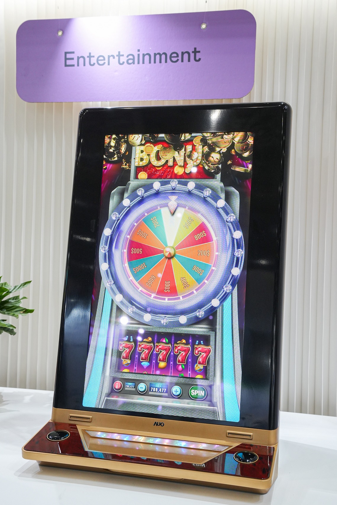 友達30吋真實立體效果顯示器，採用上層Micro LED和下層先進抗反光技術A.R.T.（Advanced Reflectionless Technology）LCD顯示技術整合，引領3D顯示技術革新浪潮