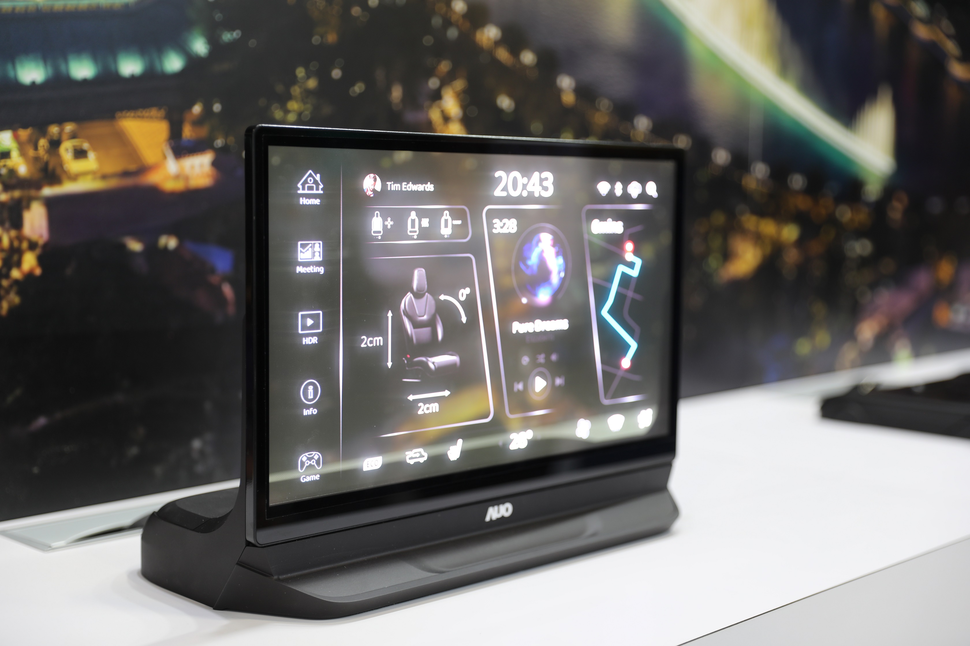 友達將Micro LED透明顯示技術整合黑切換技術的解決方案，釋放強大的技術自主開發能力，跨越室內外應用界限，開創業界第一台17.3吋快速黑切換透明觸控Micro LED顯示器