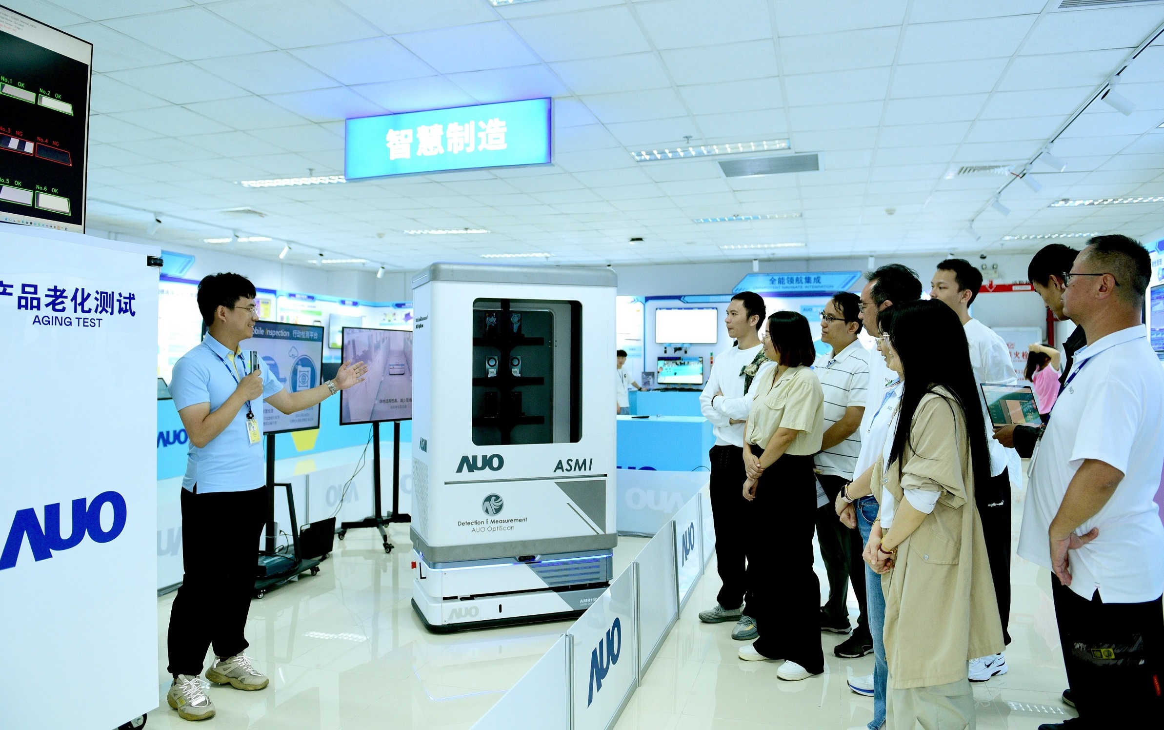 友達廈門將5G+ABC技術串聯生產管理全流程，打通研發、採購、生管、製程、設備、品質等產品全生命週期製造流程，完成數位化設計、智慧供應鏈、智慧座艙、全流程設備管理、資料驅動優化、智慧線上檢測、智慧品管等自我調整生產模式升級