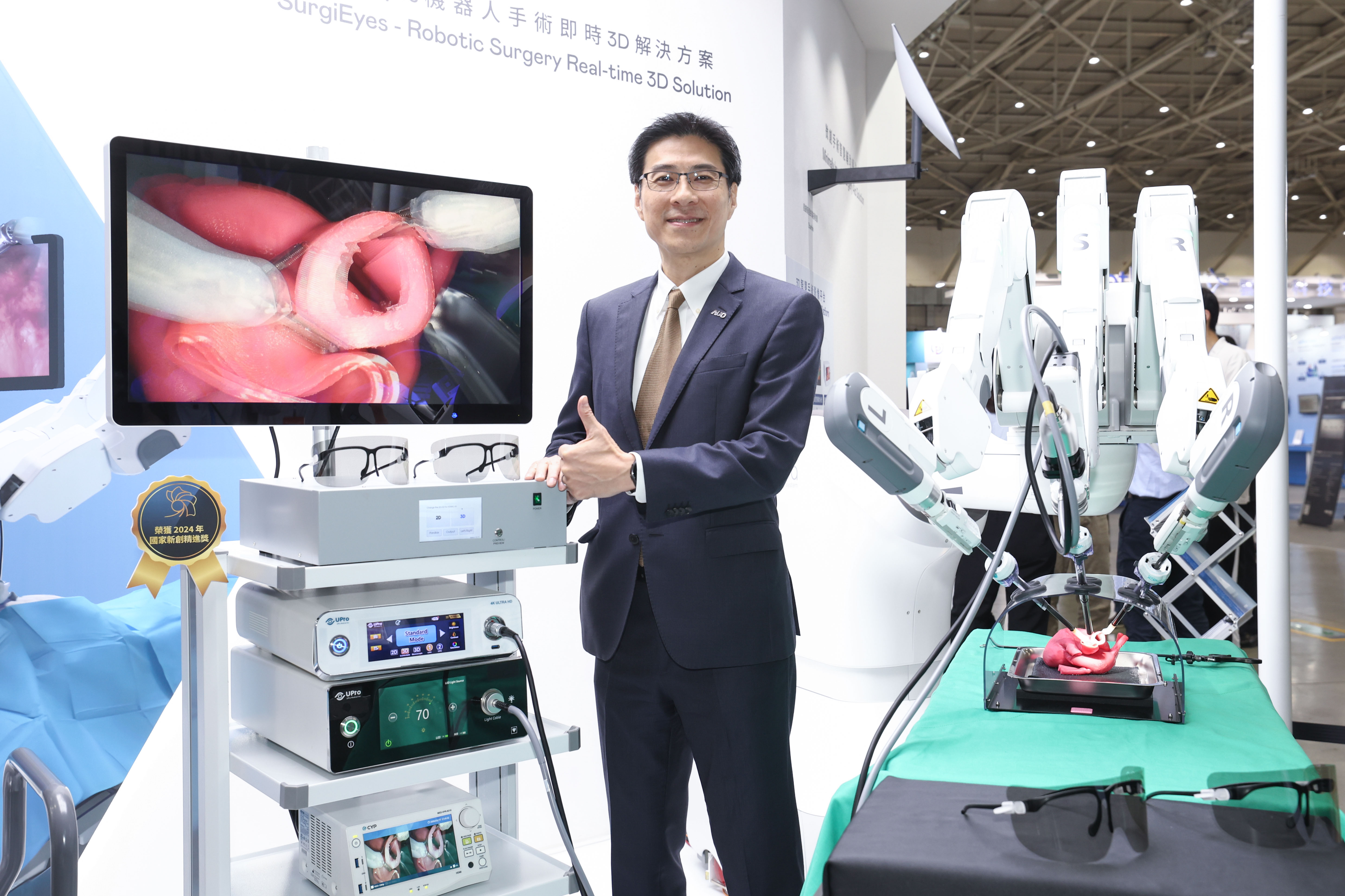 AUO’s Smart Healthcare Business Group leads its subsidiaries, AUO Display Plus (ADP), AUO Health, and “DentLabX”, to participate in the 2024 Healthcare+ Expo Taiwan. The image shows Shih-Hong Liao, General Manager of AUO’s Smart Healthcare Business Group