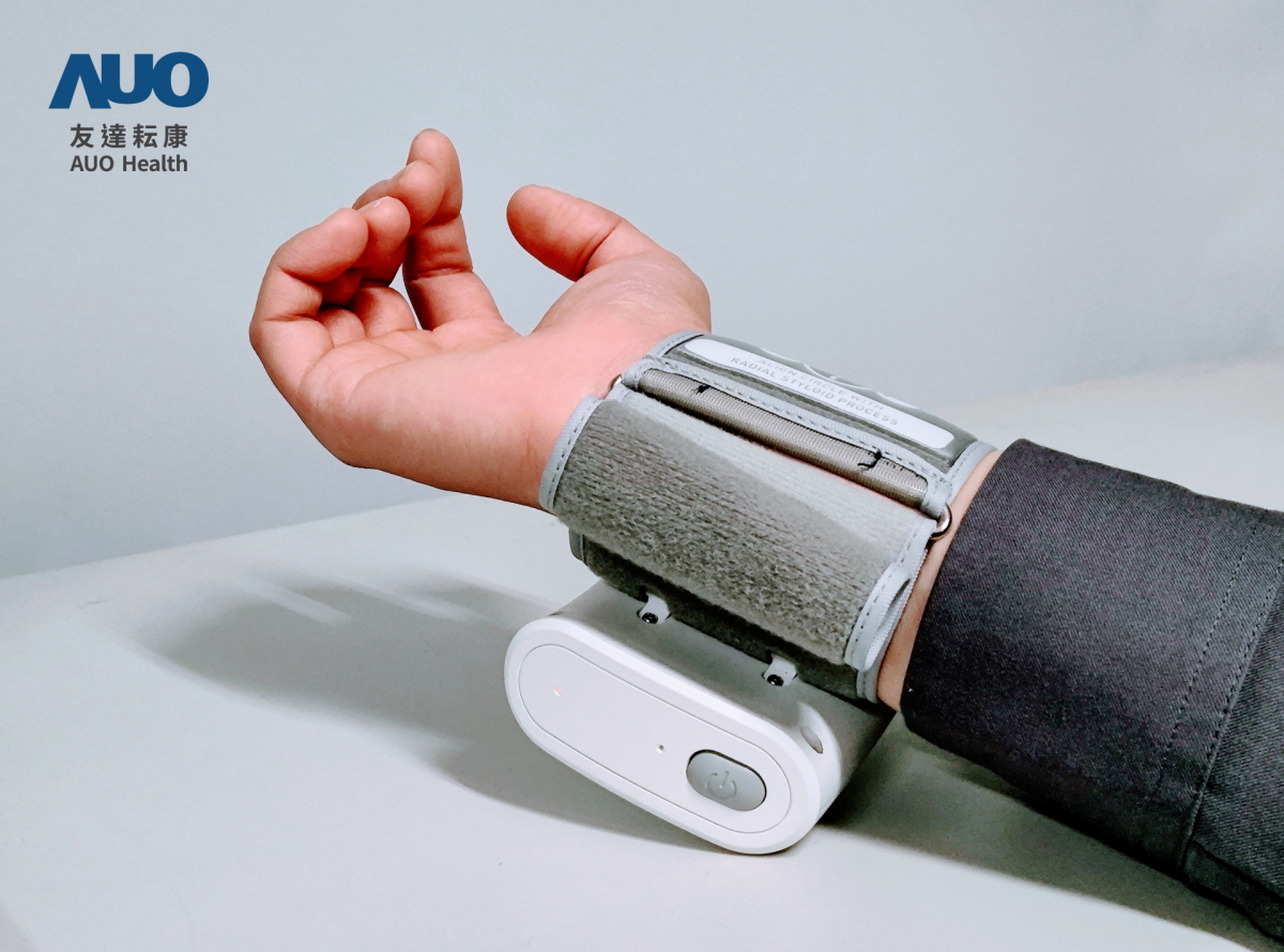 友達耘康領先業界推出全台首部「可攜式脈波儀」，不僅提供快速脈象量測與跨平台兼容性，亦可做為未來個人專屬健康管理的新選擇，彰顯友達在中醫智慧醫療市場另一突破