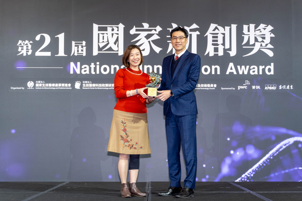 友達旗下子公司友達耘康與達擎分別以「中醫數位化檢測解決方案」及「寬視角3D醫療顯示器」獲得第二十一屆國家新創獎「智慧醫療與健康科技」類別的「企業新創獎」與「國家新創精進獎」兩項殊榮。圖左為衛生福利部政務次長林靜儀、圖右為友達光電智慧醫療事業群總經理廖世宏