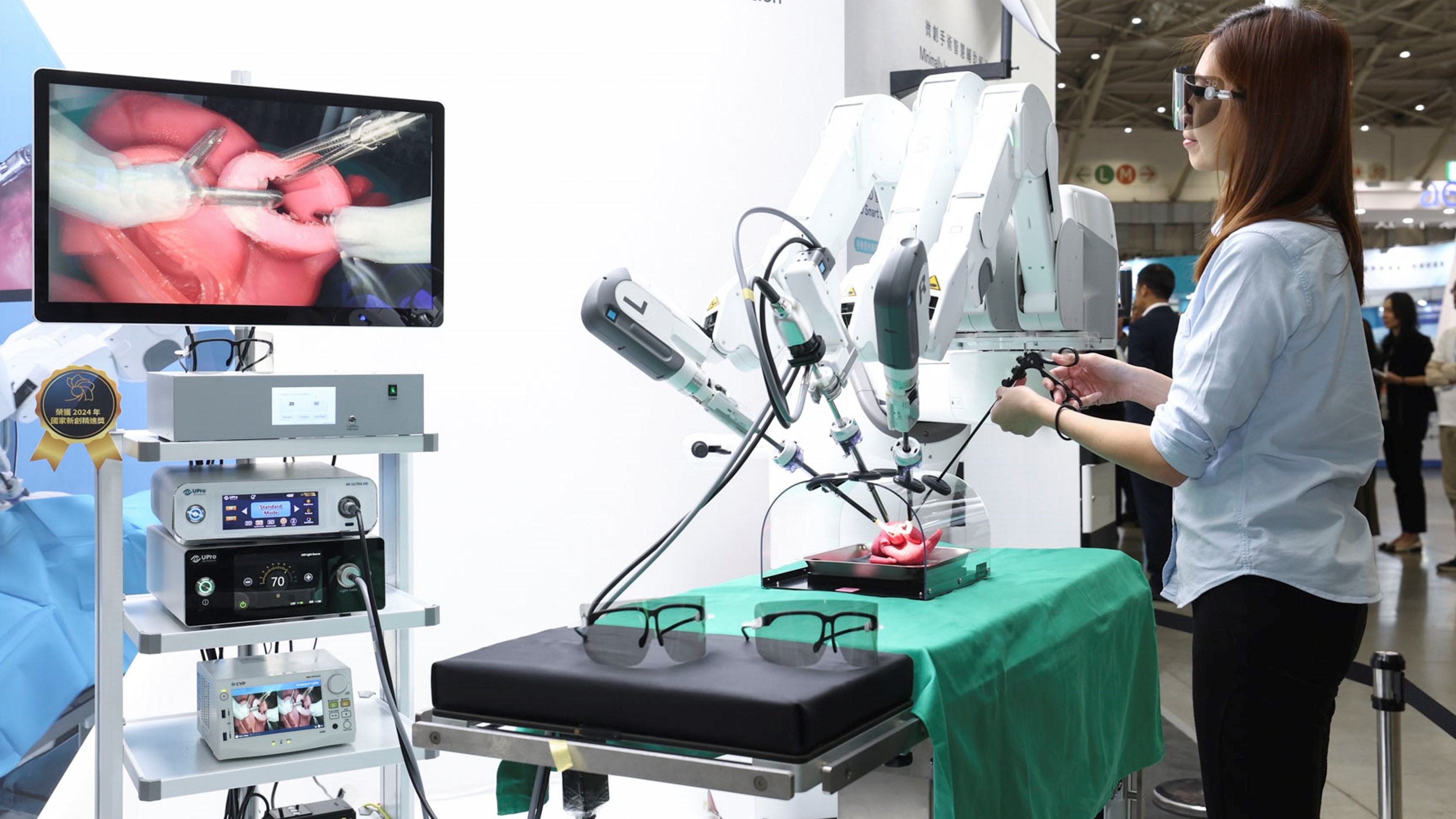 達擎寬視角3D醫療顯示器可應用於機器人手術即時3D解決方案，提供醫療團隊即時、同步的3D手術影像，提升溝通效率與手術安全性