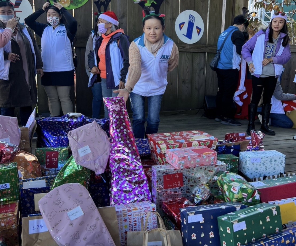 友達永續基金會「圓夢列車」年年迴響熱烈，認捐同仁精心挑選禮物、巧手包裝，整理成隊後，將祝福一一打包送出